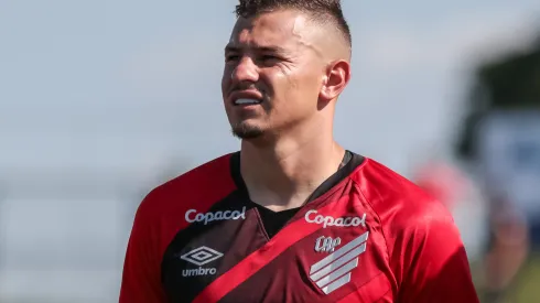 Hugo Moura jogador do Athletico-PR durante execucao do hino nacional antes da partida contra o Saojoseense no estadio do Pinhao pelo campeonato Paranaense 2023. Volante fechou com o Vasco. Foto: Robson Mafra/AGIF
