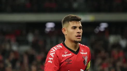 Bruno Guimaraes do Athletico-PR durante partida contra o Gremio no estadio Arena da Baixada pelo campeonato Copa do Brasil 2019. Volante segue brilhando no cenário europeu. Foto: Joao Vitor Rezende Borba/AGIF
