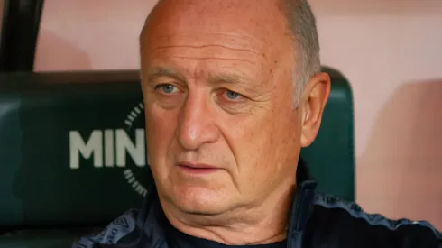 Felipão técnico do Athletico-PR durante partida contra o Atlético-MG no estádio Mineirão pelo campeonato Brasileiro A 2022. Treinador pode pintar no time paulista. Foto: Fernando Moreno/AGIF
