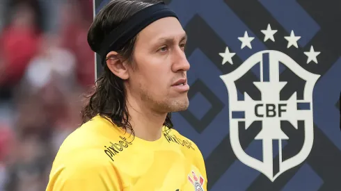 Cássio goleiro do Corinthians durante execução do hino nacional antes da partida contra o Athletico-PR no estádio Arena da Baixada pelo campeonato BRASILEIRO A 2023. Goleiro vive impasse por fico no Corinthians. Foto: Robson Mafra/AGIF
