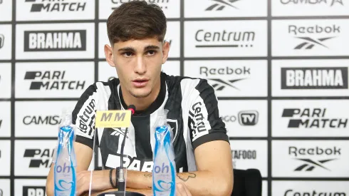 Foto: Vitor Silva/Botafogo – Adamo durante coletiva de apresentação em agosto de 2023.
