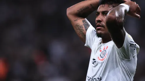 Paulinho tratou lesão por quase um ano no DM do Corinthians.
