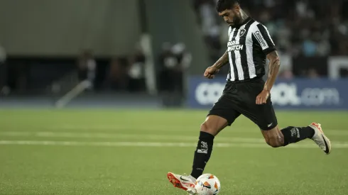RJ - RIO DE JANEIRO - 03/04/2024 - COPA LIBERTADORES 2024, BOTAFOGO X JUNIOR BARRANQUILLA - Alexander Barboza jogador do Botafogo durante partida contra o Junior Barranquilla no estadio Engenhao pelo campeonato Copa Libertadores 2024. Foto: Jorge Rodrigues/AGIF