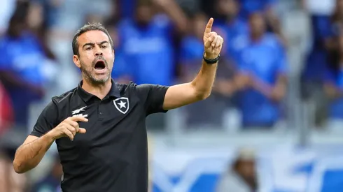 Treinador Português segue tentando implementar seu estilo de jogo.