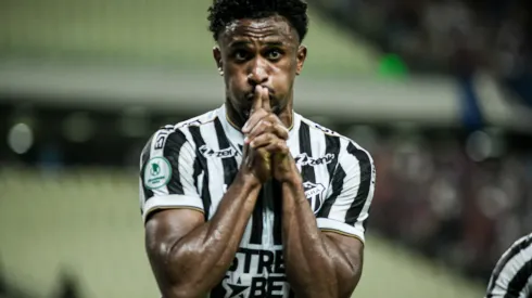 Saulo Mineiro jogador do Ceara comemora seu gol com jogadores do seu time durante partida contra o Fortaleza no estadio Arena Castelao pelo campeonato Cearense 2024. Kely Pereira/AGIF
