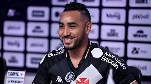 Dimitri Payet fala aos jornalista durante sua apresentação oficial como jogador do [EQUIPE] em coletiva de imprensa realizada no São Januário. Meia vai voltar antes aos jogos. Foto: Thiago Ribeiro/AGIF
