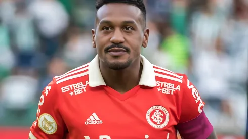 Edenilson jogador do Internacional durante execução do hino nacional antes da partida contra o Coritiba no estádio Couto Pereira pelo campeonato Brasileiro A 2022. Meio-campista deve jogar no rival. Foto: Robson Mafra/AGIF
