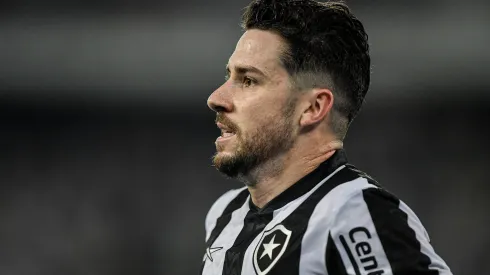 Gustavo Sauer jogador do Botafogo durante partida contra o Guarani-PAR no estadio Engenhao pelo campeonato Copa Sul-Americana 2023. Meia falou sobre o clube carioca. Foto: Thiago Ribeiro/AGIF