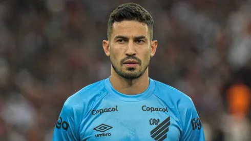 Pedro Henrique jogador do Athletico-PR durante partida contra o Flamengo no estadio Maracana pelo campeonato Copa do Brasil 2023. Zagueiro agradeu por momentos no clube. Foto: Thiago Ribeiro/AGIF
