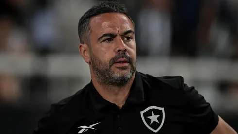 RJ - RIO DE JANEIRO - 18/04/2024 - BRASILEIRO A 2024, BOTAFOGO X ATLETICO-GO - Artur Jorge tecnico do Botafogo durante partida contra o Atletico-GO no estadio Engenhao pelo campeonato Brasileiro A 2024. Foto: Thiago Ribeiro/AGIF