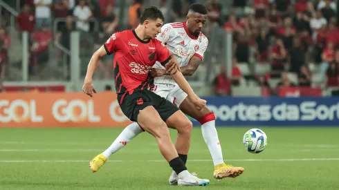 Vitor Bueno jogador do Athletico-PR disputa lance com Igor Gomes jogador do Internacional durante partida no estádio Arena da Baixada pelo campeonato Brasileiro A 2023. Foto: Robson Mafra/AGIF
