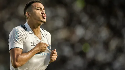 Gustavo Martins jogador do Gremio comemora seu gol durante partida contra o Vasco no estadio Sao Januario pelo campeonato Brasileiro A 2024. Zagueiro vive impasse na carreira. Foto: Thiago Ribeiro/AGIF
