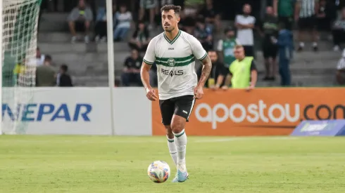 Maurício Antônio manda a real no Coritiba. Foto: Robson Mafra/AGIF
