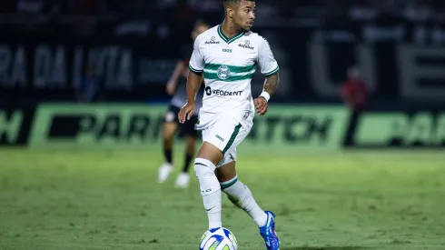 Lucas Ronier jogador do Coritiba durante partida contra o Bragantino no estadio Nabi Abi Chedid pelo campeonato Brasileiro A 2023. Fabio Moreira Pinto/AGIF
