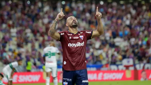 CE – FORTALEZA – 21/04/2024 – COPA DO NORDESTE 2024, FORTALEZA X ALTOS – Moises jogador do Fortaleza comemora seu gol durante partida contra o Altos no estadio Arena Castelao pelo campeonato Copa Do Nordeste 2024. Foto: Lucas Emanuel/AGIF
