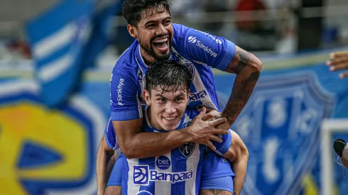 Jogador do Paysandu comemora seu gol com jogadores do seu time durante partida contra o Remo no estadio Mangueirao pelo campeonato Paraense 2024. Marcos Junior/AGIF
