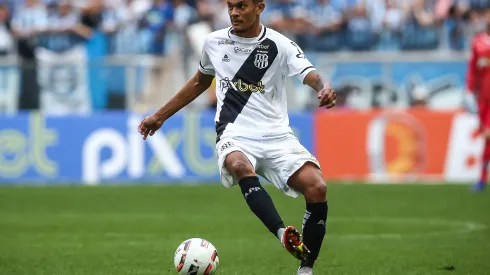 Thiago Oliveira jogador do Ponte Preta durante partida contra o Gremio no estadio Arena do Gremio pelo campeonato Brasileiro B 2022. Pedro H. Tesch/AGIF
