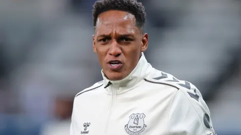 Yerry Mina of Everton warms up prior to the Premier League match between Newcastle United and Everton at St. James Park on February 08, 2022 in Newcastle upon Tyne, England. Zagueiro pode ser contratado. (Photo by Alex Livesey/Getty Images)
