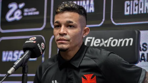 Adson fala aos jornalista durante sua apresentacao oficial como jogador do Vasco em coletiva de imprensa realizada no Sao Januario. Ponta está no banco de reservas. Foto: Thiago Ribeiro/AGIF
