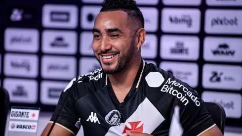 Dimitri Payet fala aos jornalista durante sua apresentacao oficial como jogador do [EQUIPE] em coletiva de imprensa realizada no Sao Januario. Francês deve voltar na próxima partida. Foto: Thiago Ribeiro/AGIF
