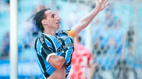 Pedro Geromel jogador do Gremio comemora seu gol durante partida contra o Guarany de Bage no estadio Arena do Gremio pelo campeonato Gaucho 2024. Zagueiro saiu de campo machucado na última partida. Foto: Maxi Franzoi/AGIF
