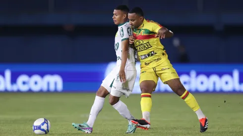 SC - ITAJAI - 23/04/2024 - BRASILEIRO B 2024, BRUSQUE X MIRASSOL - Dionisio jogador do Brusque disputa lance com Negueba jogador do Mirassol durante partida no estadio Hercilio Luz pelo campeonato Brasileiro B 2024. Foto: Beno Kuster Nunes/AGIF