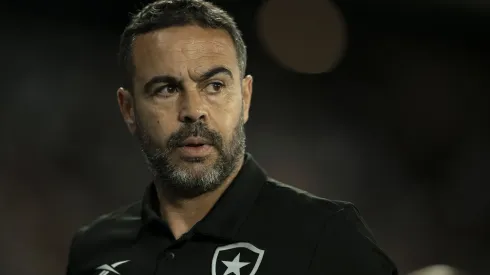 RJ - RIO DE JANEIRO - 24/04/2024 - COPA LIBERTADORES 2024, BOTAFOGO X UNIVERSITARIO - Artur Jorge tecnico do Botafogo durante partida contra o Universitario no estadio Engenhao pelo campeonato Copa Libertadores 2024. Foto: Jorge Rodrigues/AGIF