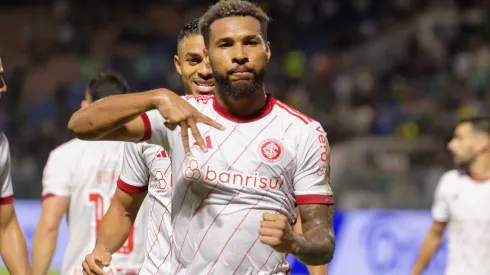 SP – BARUERI – 17/04/2024 – BRASILEIRO A 2024, PALMEIRAS X INTERNACIONAL – Wesley jogador do Internacional comemora seu gol durante partida contra o Palmeiras no estadio Arena Barueri pelo campeonato Brasileiro A 2024. Foto: Anderson Romao/AGIF
