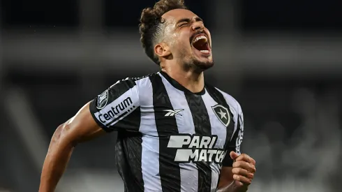 Eduardo jogador do Botafogo comemora seu gol durante partida contra o Universitario no estádio Engenhão pelo campeonato Copa Libertadores 2024. Meia foi o grande destaque da vitória. Foto: Thiago Ribeiro/AGIF
