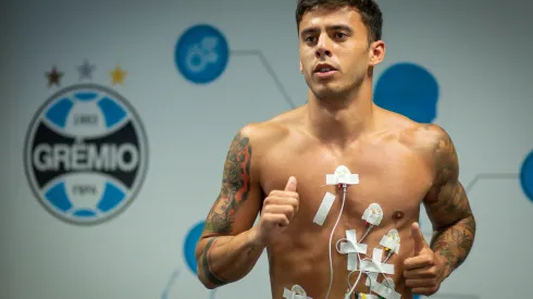 Meio campo Carballo chega ao Gremio para ser anunciado como reforo para a temporada 2023. Jogador está de volta aos jogos do Imortal. FOTO: LUCAS UEBEL/GREMIO FBPA
