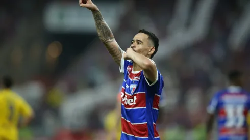 Yago Pikachu jogador do Fortaleza comemora seu gol durante partida contra o Boca Juniors pela Copa Sul-Americana 2024 no estadio Arena Castelao em Fortaleza (CE), nesta quinta-feira (25). Meia 'decidiu' o jogo contra os argentinos. Foto: Marlon Costa/AGIF
