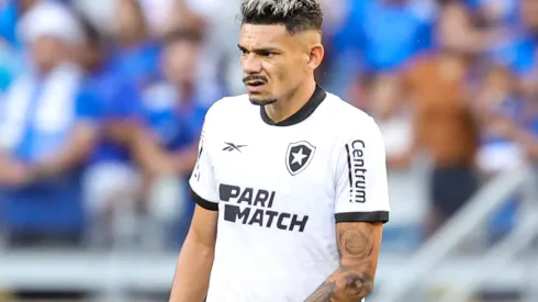 Tiquinho Soares durante confronto contra o Cruzeiro no Mineirão em partida válida pelo Campeonato Brasileiro de 2024.