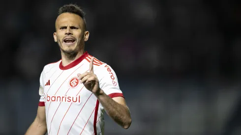 Rene jogador do Internacional durante partida contra o Vasco no estadio Sao Januario pelo campeonato Brasileiro A 2023. Titular vive bom momento. Foto: Jorge Rodrigues/AGIF
