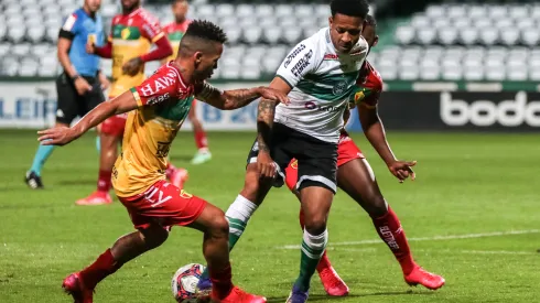 PR – Curitiba – 07/09/2021 – BRASILEIRO B 2021, CORITIBA X BRUSQUE – Gustavo Bochecha jogador do Coritiba disputa lance com Ze Mateus jogador do Brusque durante partida no estadio Couto Pereira pelo campeonato Brasileiro B 2021. Foto: Robson Mafra/AGIF
