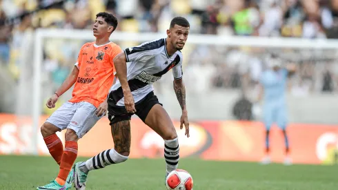 Joao Victor jogador do Vasco durante partida contra o Nova Iguacu no estadio Maracana pelo campeonato Carioca 2024. Zagueiro sofreu acidente, porém, está bem. Foto: Thiago Ribeiro/AGIF