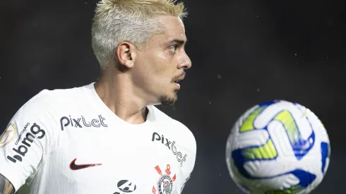 Fagner jogador do Corinthians durante partida contra o Vasco no estadio Sao Januario pelo campeonato Brasileiro A 2023. Lateral vai ficar livre no mercado. Foto: Jorge Rodrigues/AGIF
