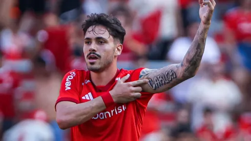 Mauricio jogador do Internacional comemora seu gol durante partida contra o Clube Esportivo no estadio Beira-Rio pelo campeonato Gaucho 2023. Atleta pode estar de saída para adversário brasileiro. Foto: Maxi Franzoi/AGIF