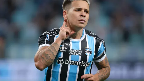 Yeferson Soteldo jogador do Grêmio comemora seu gol durante partida contra o Athletico-PR no estádio Arena do Grêmio pelo campeonato Brasileiro A 2024. Atacante foi criticado na web. Foto: Maxi Franzoi/AGIF
