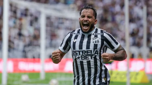 Lourenco jogador do Ceara comemora seu gol durante partida contra o Ferroviario no estadio Arena Castelao pelo campeonato Cearense 2024. Lucas Emanuel/AGIF
