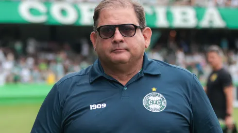 Guto Ferreira vem sendo criticado pela torcida do Coritiba – Foto: Robson Mafra/AGIF
