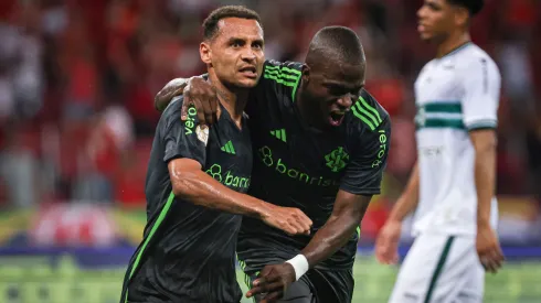  Alan Patrick jogador do Internacional comemora seu gol com Valencia jogador da sua equipe durante partida contra o Coritiba no estadio Beira-Rio pelo campeonato Brasileiro A 2023. 
