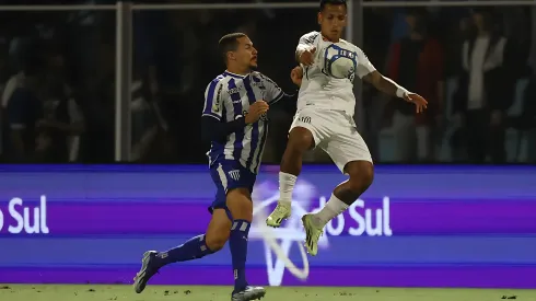  Mário jogador do Avaí disputa lance com Otero jogador do Santos durante partida no estádio Ressacada pelo campeonato Brasileiro B 2024. Foto: Beno Küster Nunes/AGIF
