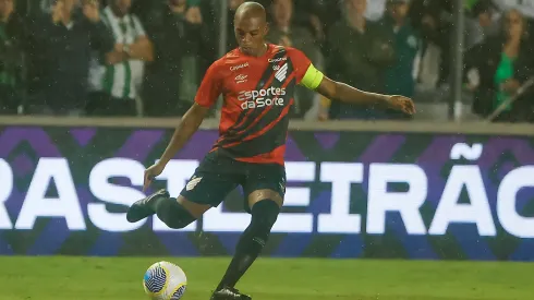 Fernandinho jogador do Athletico-PR durante partida contra o Juventude no estádio Alfredo Jaconi pelo campeonato Brasileiro A 2024. Foto: Luiz Erbes/AGIF
