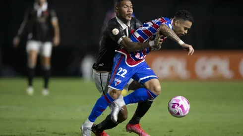 RJ - RIO DE JANEIRO - 18/10/2023 - BRASILEIRO A 2023, VASCO X FORTALEZA - Ze Gabriel jogador do Vasco disputa lance com Yago Pikachu jogador do Fortaleza durante partida no estadio Sao Januario pelo campeonato Brasileiro A 2023. Foto: Jorge Rodrigues/AGIF