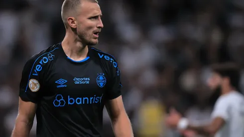 Rodrigo Ely jogador do Grêmio durante partida contra o Corinthians no estádio Arena Corinthians pelo campeonato Brasileiro A 2023. Zagueiro sofre com a torcida gremista. Foto: Ettore Chiereguini/AGIF
