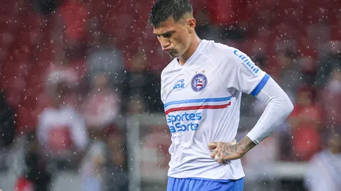 Victor Cuesta jogador do Bahia lamenta derrota ao final da partida contra o Internacional no estadio Beira-Rio pelo campeonato Brasileiro A 2024. 
