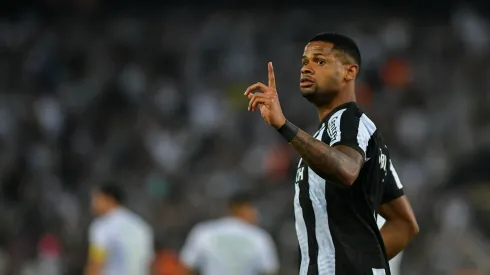 Júnior Santos vem se destacando pelo Botafogo – Foto: Thiago Ribeiro/AGIF
