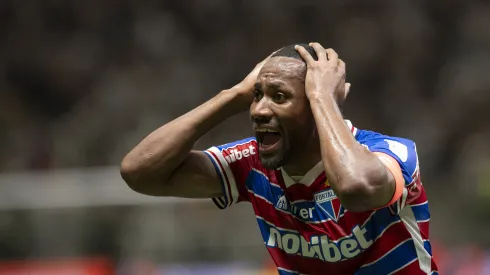 Tinga jogador do Fortaleza reclama com a arbitragem durante partida contra o Atletico-MG no estAdio Arena MRV pelo campeonato Brasileiro A 2023. Alessandra Torres/AGIF