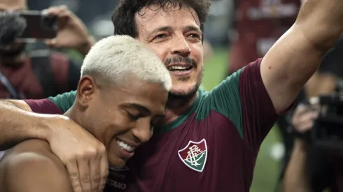 RJ – RIO DE JANEIRO – 04/11/2023 – LIBERTADORES 2023, BOCA JUNIORS X FLUMINENSE – John Kennedy jogador do Fluminense comemora titulo com Fernando Diniz tecnico da sua equipe apos a partida contra o Boca Juniors no estadio Maracana pelo campeonato Libertadores 2023. Foto: Jorge Rodrigues/AGIF
