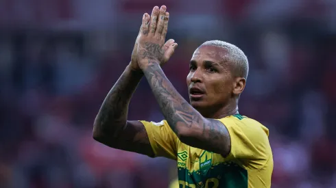 Deyverson jogador do Cuiaba comemora seu gol durante partida contra o Internacional no estadio Beira-Rio pelo campeonato Brasileiro A 2023. Atacante pode parar em adversário do Vasco. Foto: Maxi Franzoi/AGIF
